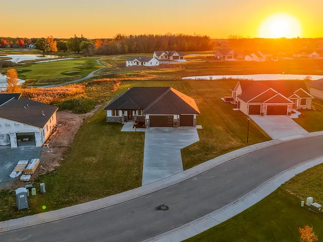 $685,000 | 302 Kerrigan Drive, Wrightstown, WI 54180