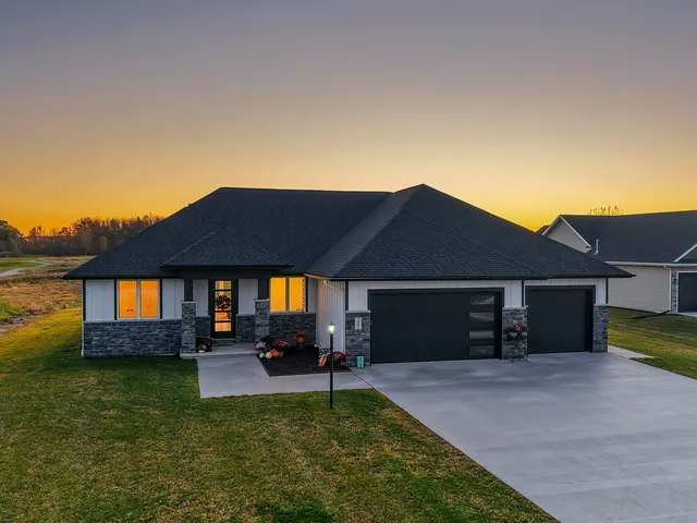 $685,000 | 302 Kerrigan Drive, Wrightstown, WI 54180