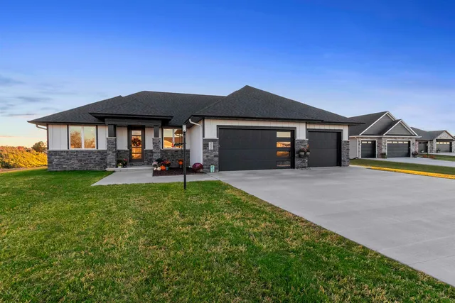 $685,000 | 302 Kerrigan Drive, Wrightstown, WI 54180