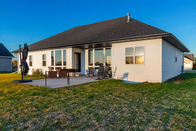 $685,000 | 302 Kerrigan Drive, Wrightstown, WI 54180