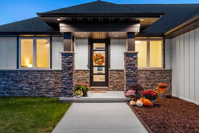 $685,000 | 302 Kerrigan Drive, Wrightstown, WI 54180