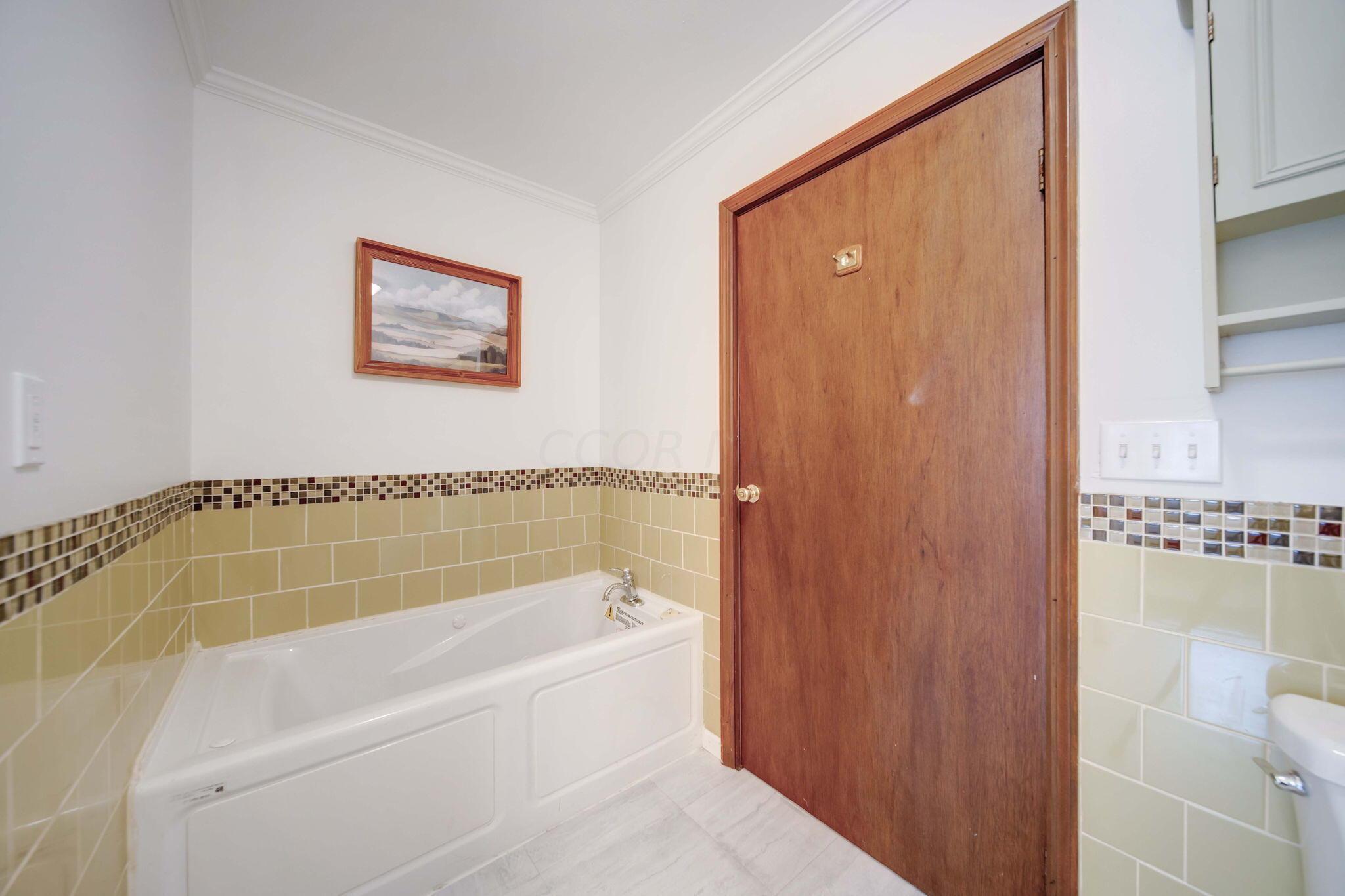 2202 Edgevale Road Columbus, OH 43221 - Photo 21 of 35 Soaking tub