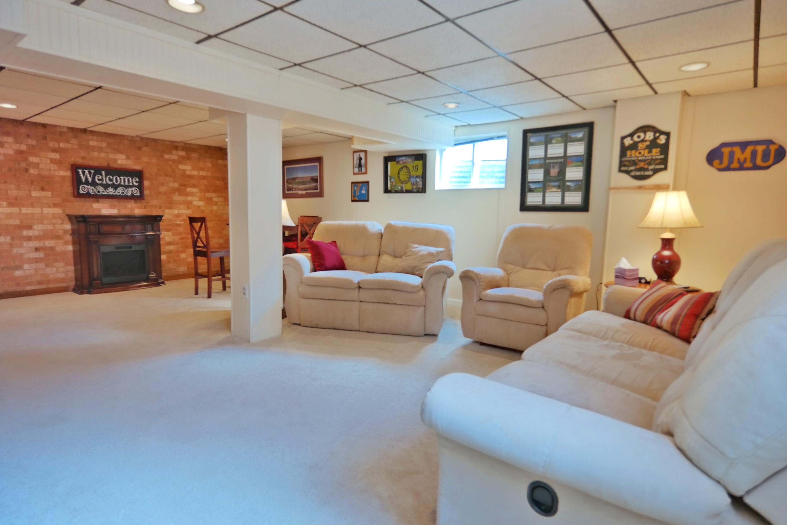 5726 Cove Road Roanoke, VA 24019 - Photo 17 of 34 a living room with furniture and a window