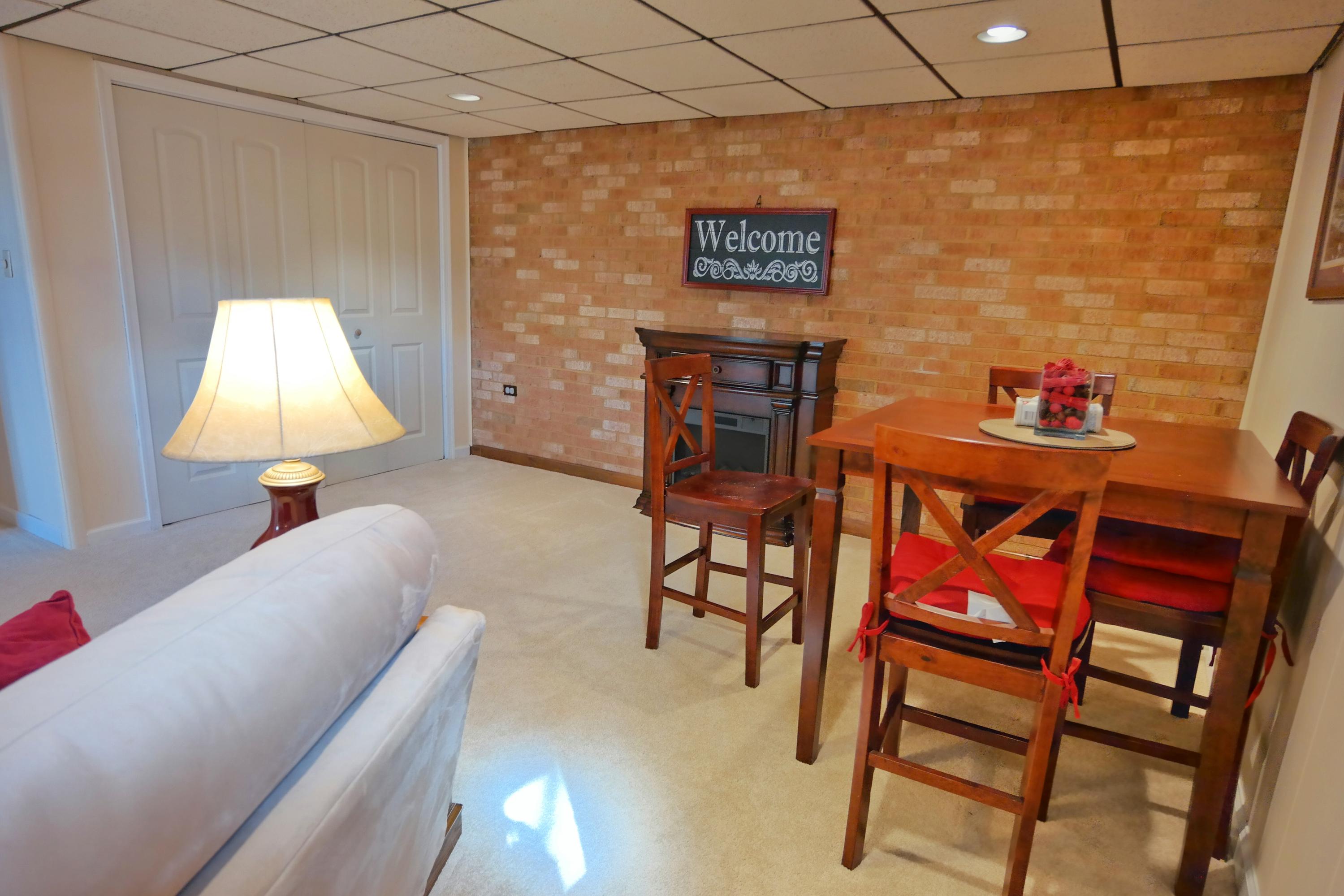 5726 Cove Road Roanoke, VA 24019 - Photo 23 of 34 a workspace with furniture and a lamp