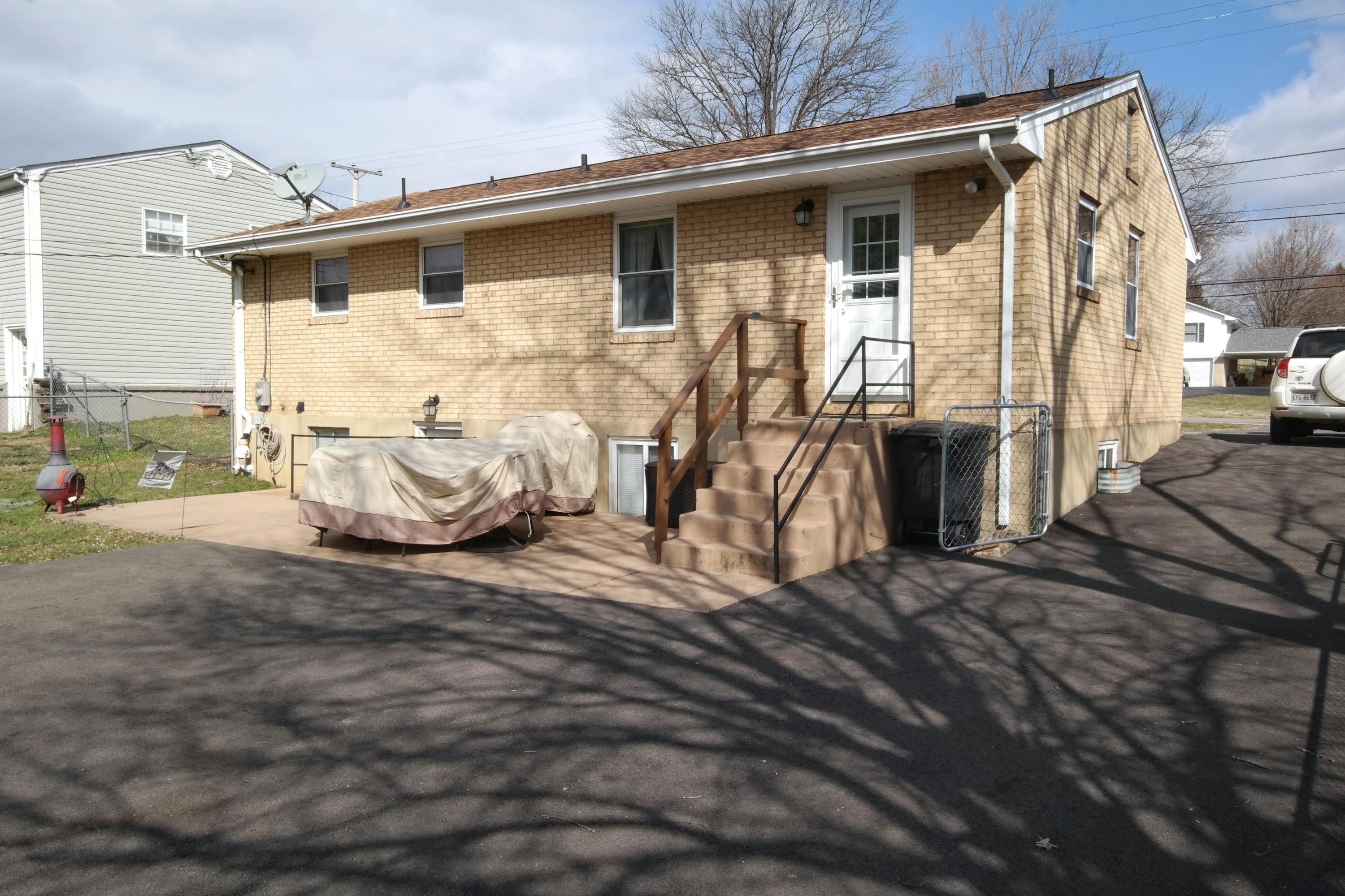 5726 Cove Road Roanoke, VA 24019 - Photo 28 of 34 a view of a back yard of the house