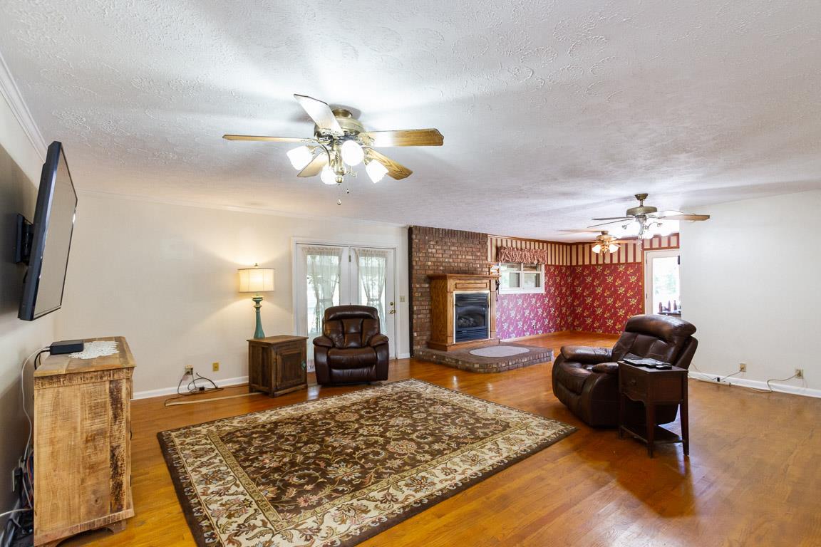 5221 King Tucks Road Murfreesboro, TN 37129 - Photo 4 of 23 Large open living room!