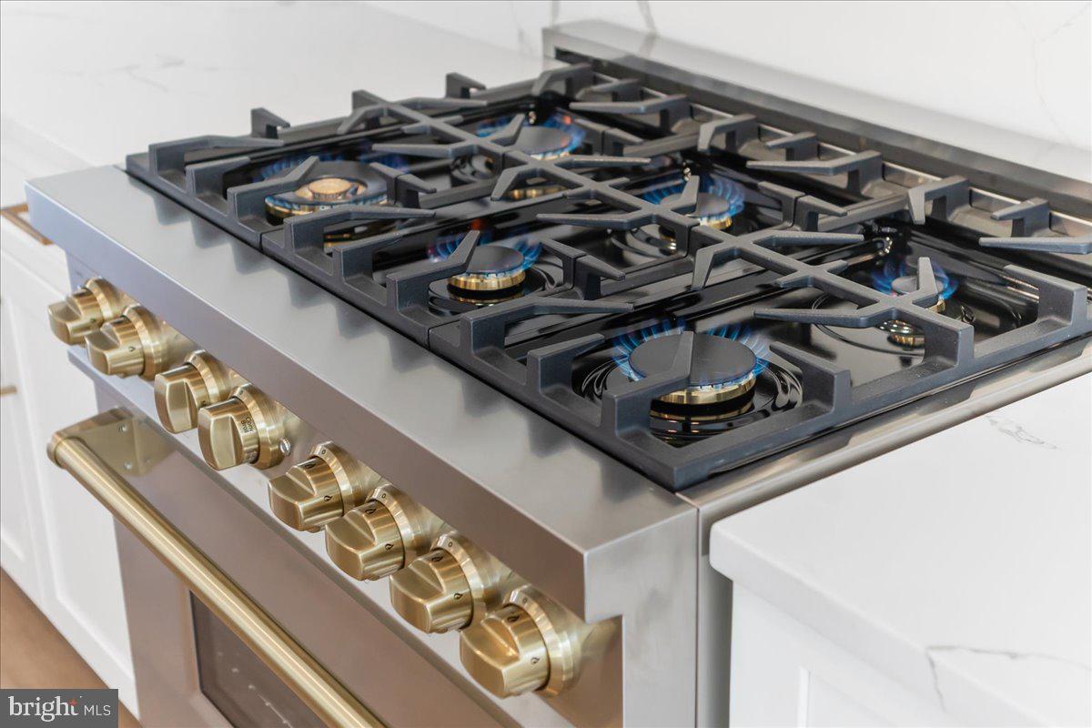13935 Harrisville Road Mount Airy, MD 21771 - Photo 24 of 73 Z-Line 6 Burner Range
