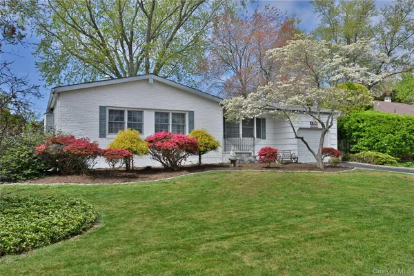 $794,000 | 28 Dartmouth Drive, Smithtown, NY 11787