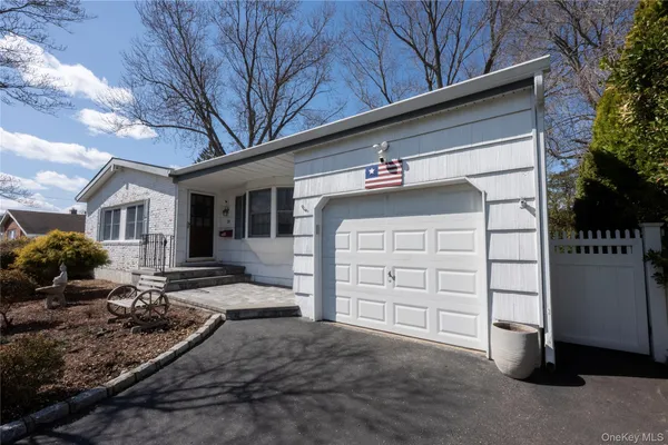 $789,000 | 28 Dartmouth Drive, Smithtown, NY 11787