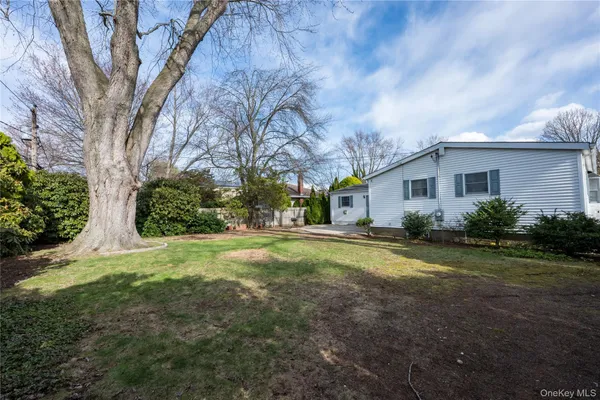 $789,000 | 28 Dartmouth Drive, Smithtown, NY 11787