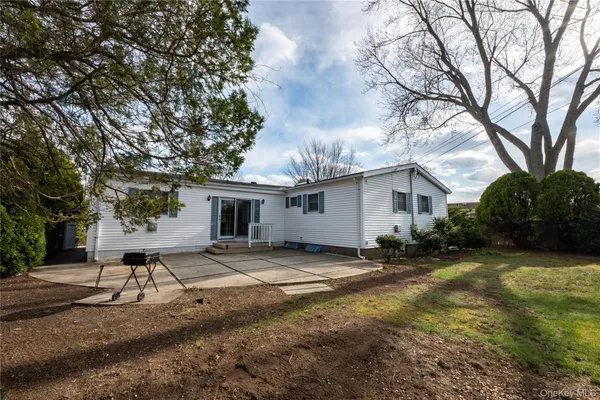 $789,000 | 28 Dartmouth Drive, Smithtown, NY 11787