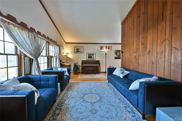 $789,000 | 28 Dartmouth Drive, Smithtown, NY 11787