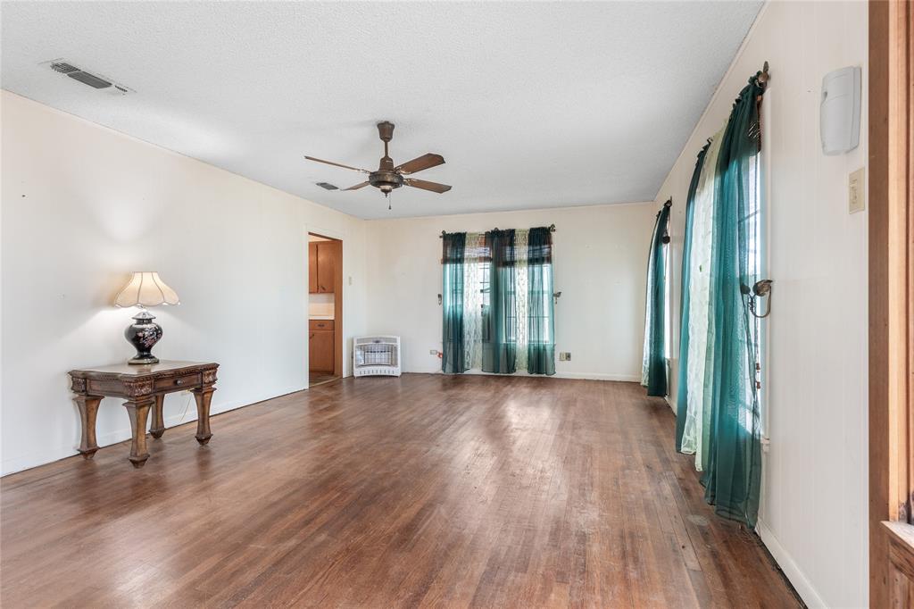 1912 East Texas Street Denison, TX 75021 - Photo 4 of 23