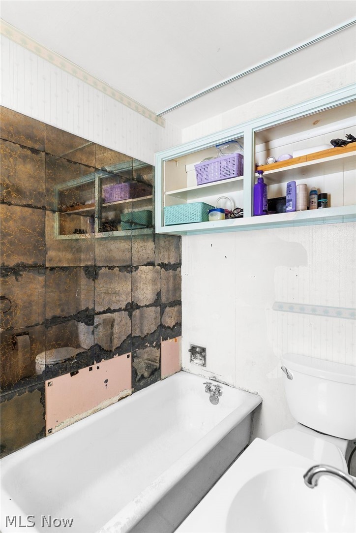 464 Elm Street Struthers, OH 44471 - Photo 15 of 22 Bathroom featuring a garden tub and toilet