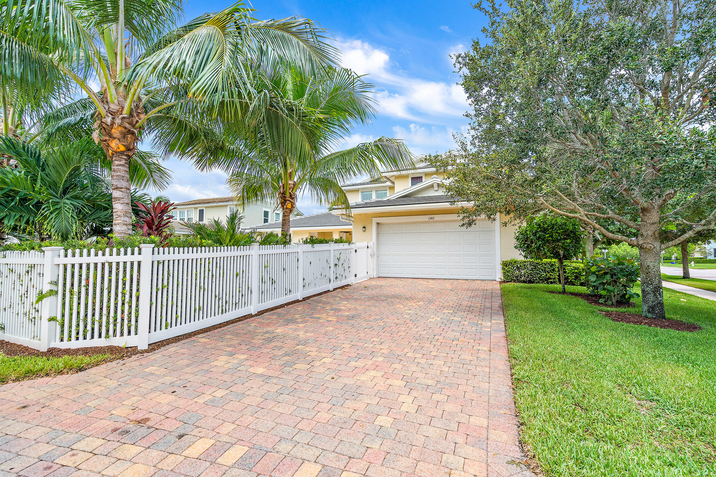 1342 Community Drive Jupiter, FL 33458 - Photo 27 of 34 Driveway & Back Exterior