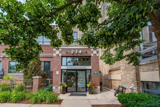 $295,000 | 234 East Reservoir Avenue, Unit 203, Milwaukee, WI 53212