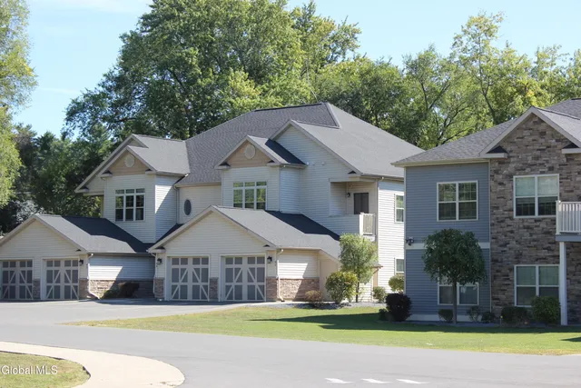 $2,450 | 48 Bavarian Way, Unit 97, Altamont, NY 12009