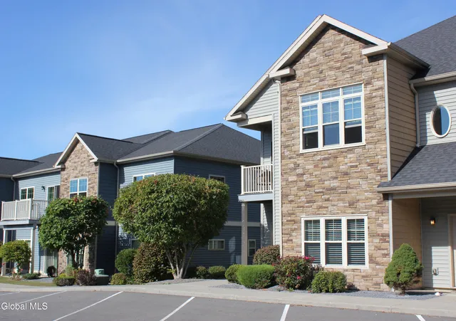 $2,450 | 48 Bavarian Way, Unit 97, Altamont, NY 12009