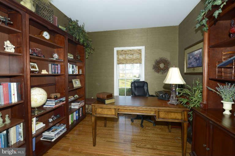 2502 Sapling Ridge Lane Brookeville, MD 20833 - Photo 11 of 30 Library