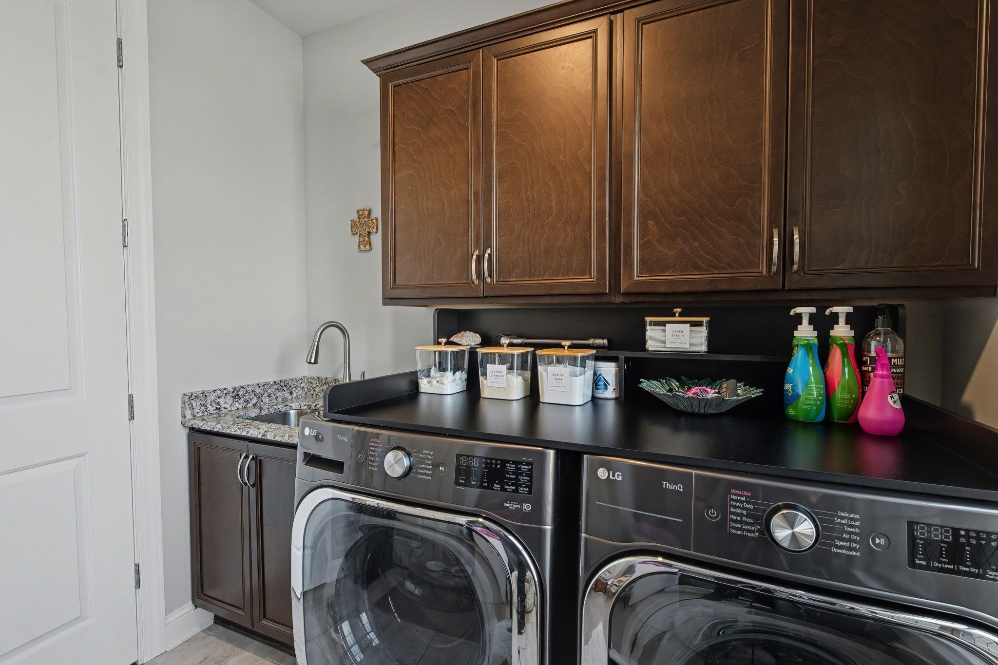 477 Fallen Timbers Cove Collierville, TN 38017 - Photo 22 of 40 a utility room with dryer and washer