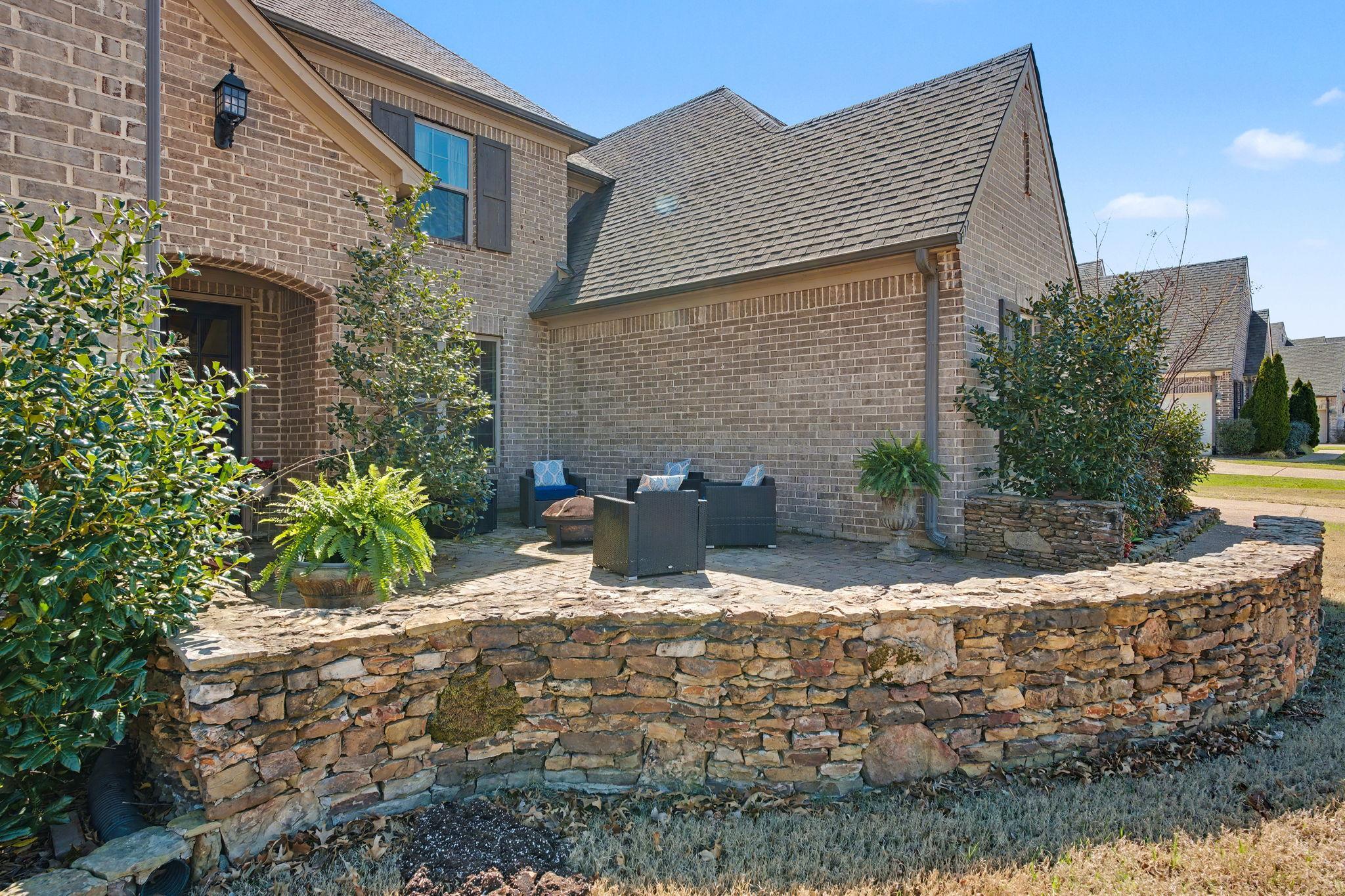 477 Fallen Timbers Cove Collierville, TN 38017 - Photo 4 of 40 a view of a house with potted plants
