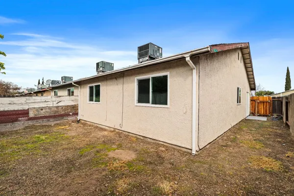 a view of a house with backyard