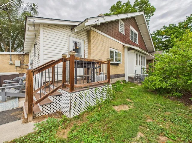 a view of a house with a yard