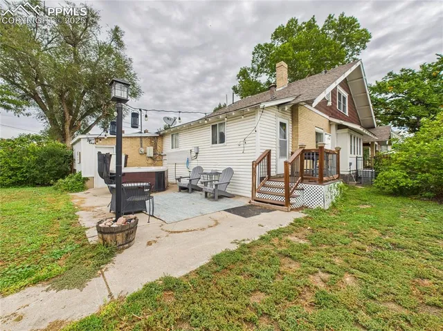 a view of a house with backyard and sitting area