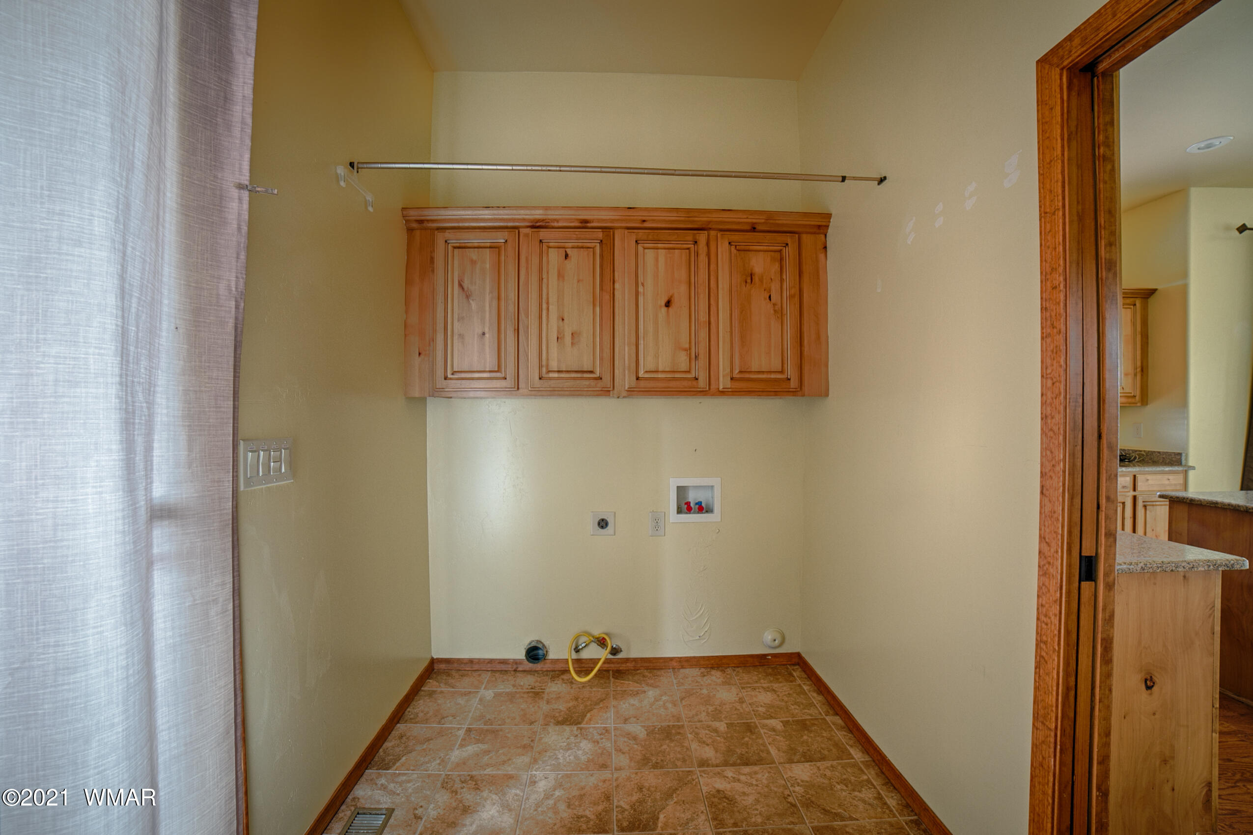 600 South Rock Ridge Drive Show Low, AZ 85901 - Photo 18 of 25 a view of utility room