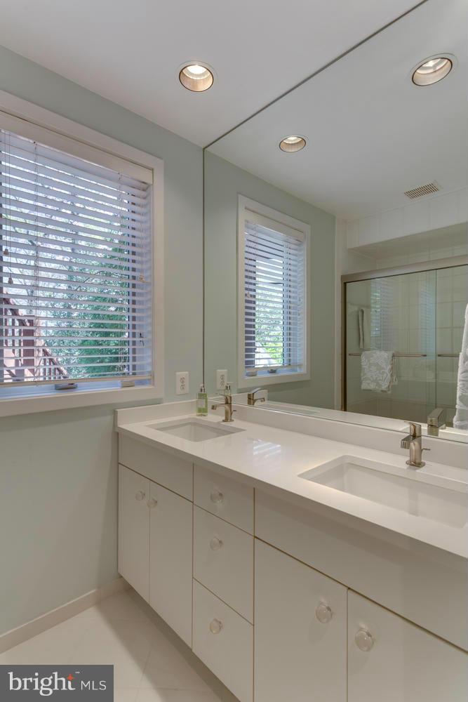 7914 Old Falls Road McLean, VA 22102 - Photo 18 of 30 Bath