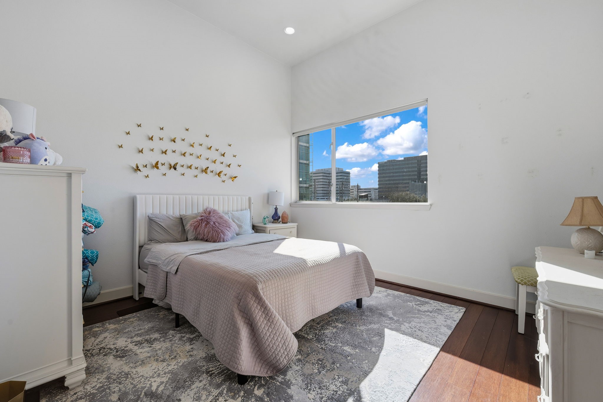 3302 Lake Street, Unit 3 Houston, TX 77098 - Photo 13 of 20 a bedroom with a bed and a painting on the wall