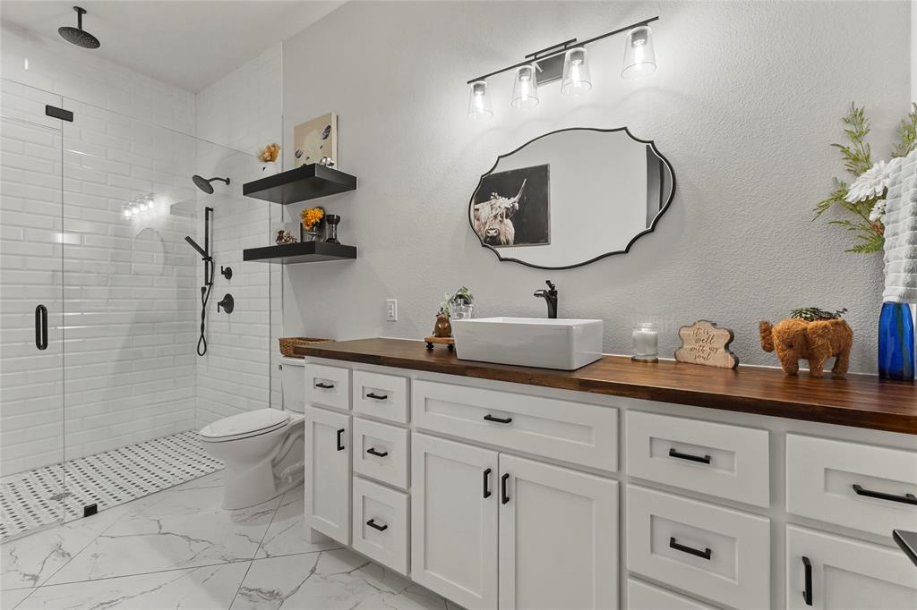 531 Highpoint Road Royse City, TX 75189 - Photo 12 of 39 Downstairs guest bathroom (2)