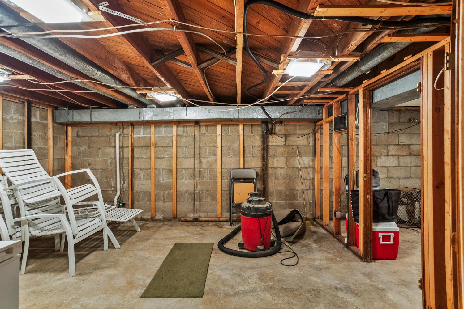 4520 North 600 East Road Sidell, IL 61876 - Photo 28 of 31 a view of a room with gym equipment