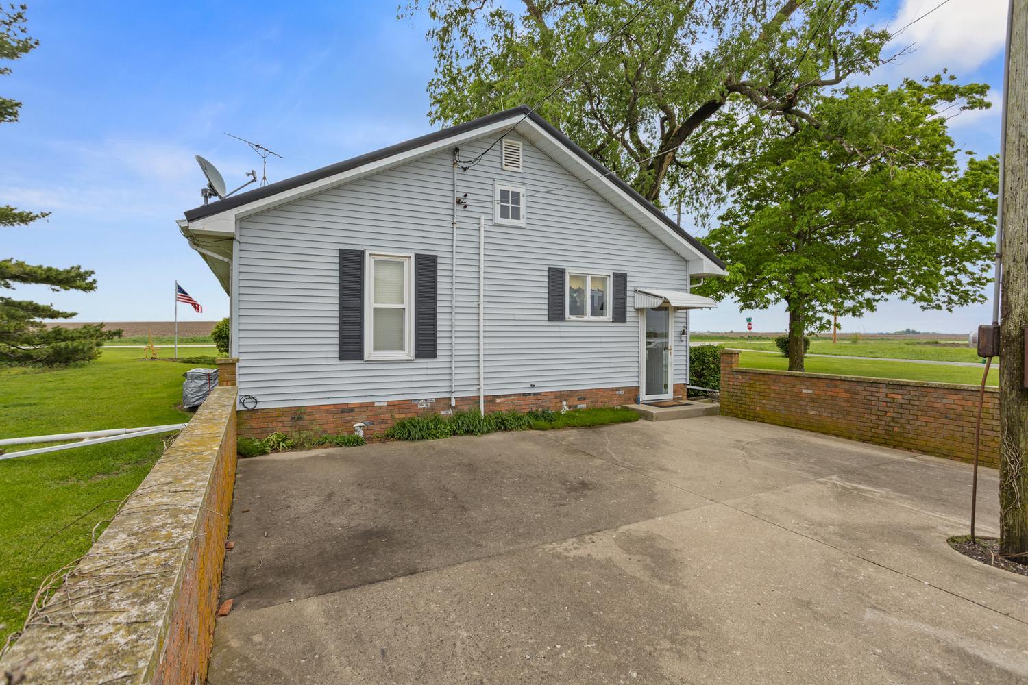 4520 North 600 East Road Sidell, IL 61876 - Photo 6 of 31 a front view of a house with a yard