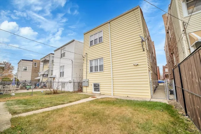 a view of a house with a backyard