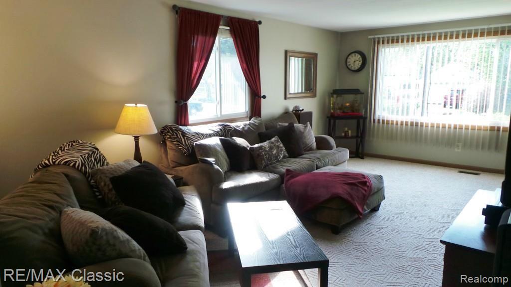 1233 Bangor Road Waterford, MI 48328 - Photo 8 of 19 Living room