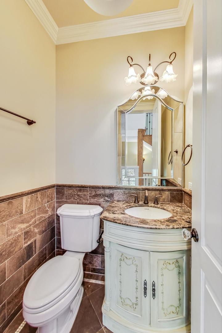 136 Fuller Road Hinsdale, IL 60521 - Photo 16 of 53 a bathroom with a toilet sink and mirror