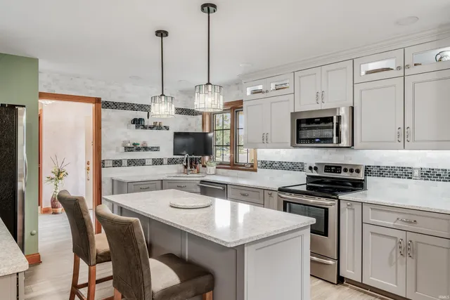 $575,000 | 14313 Shore Oaks Cove, Fort Wayne, IN 46814