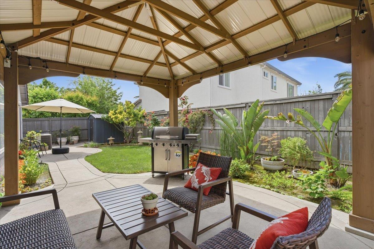 7821 Shell Beach Drive Antelope, CA 95843 - Photo 33 of 40 a view of a porch with furniture and a yard
