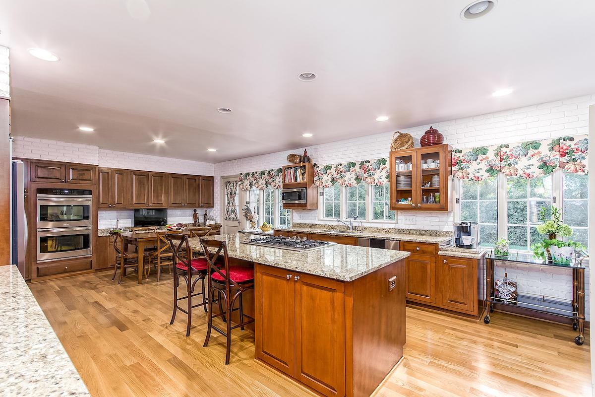 150 Ashbourne Road Columbus, OH 43209 - Photo 12 of 38