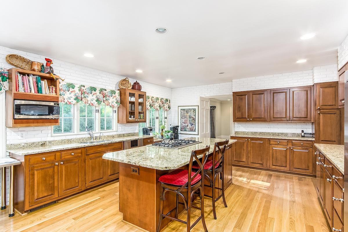 150 Ashbourne Road Columbus, OH 43209 - Photo 13 of 38