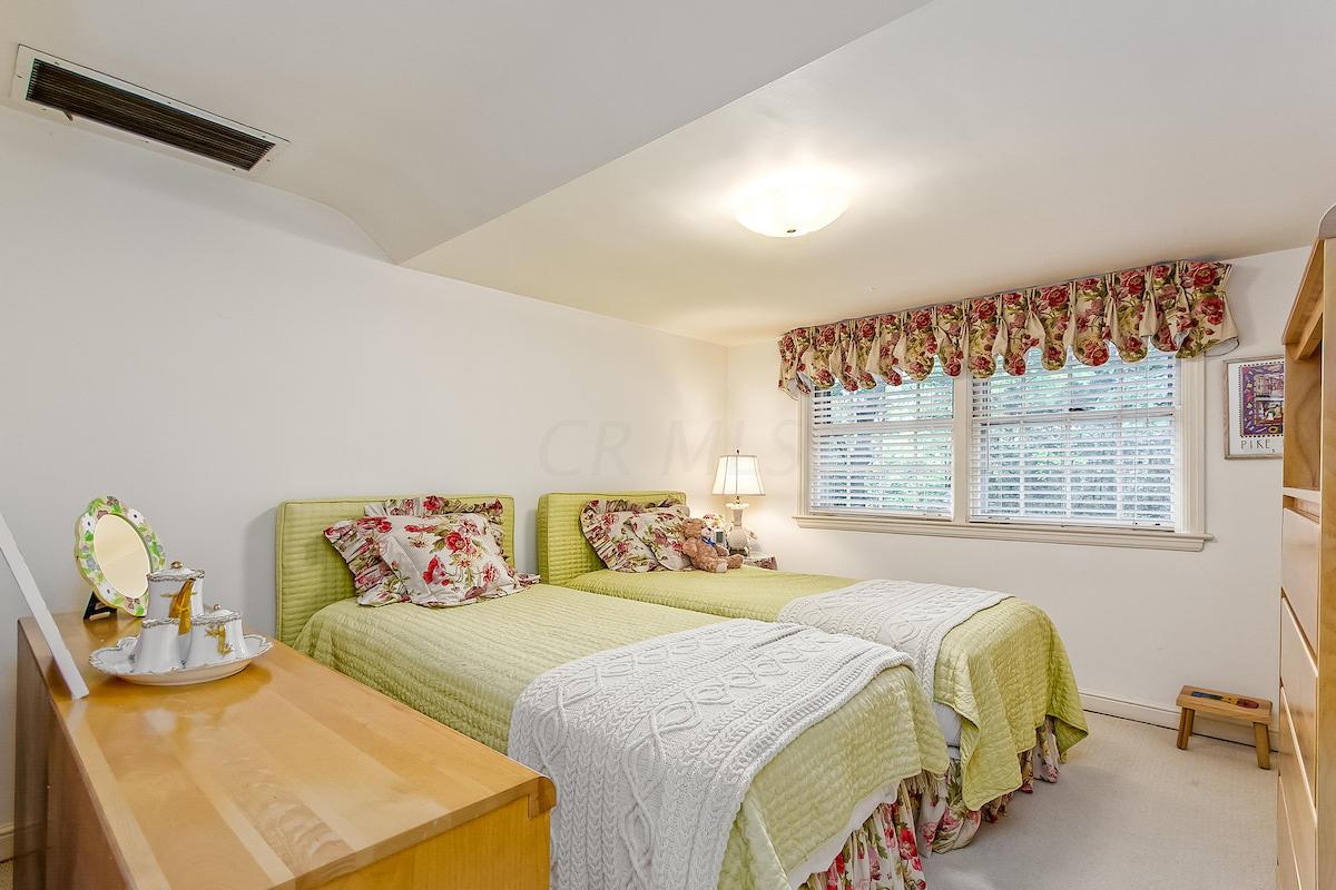 150 Ashbourne Road Columbus, OH 43209 - Photo 26 of 38