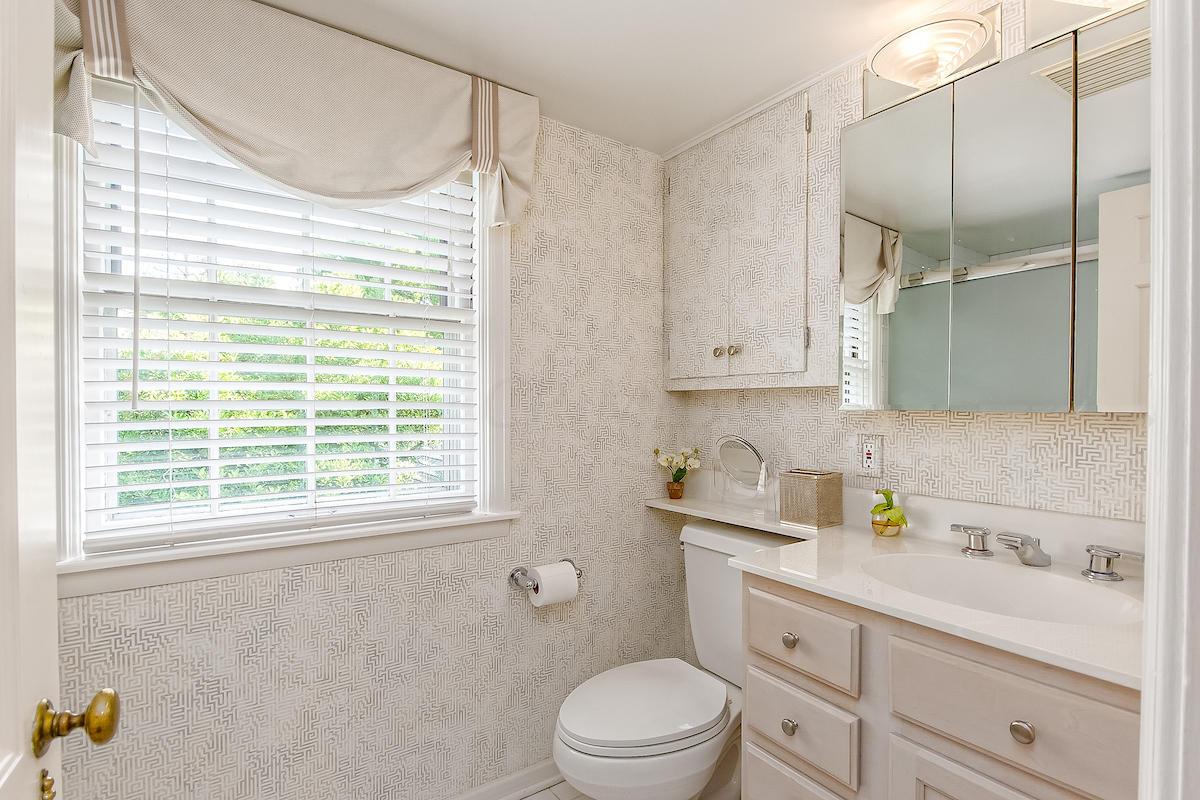 150 Ashbourne Road Columbus, OH 43209 - Photo 29 of 38
