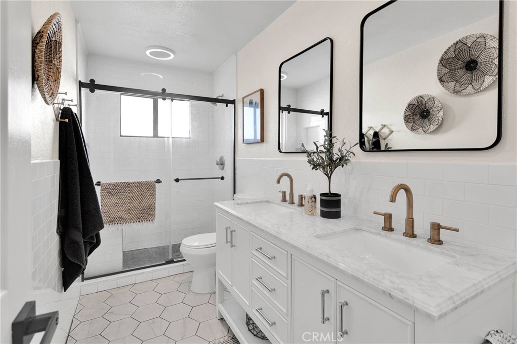 16446 Olalee Place Apple Valley, CA 92307 - Photo 39 of 65 Bathroom 3