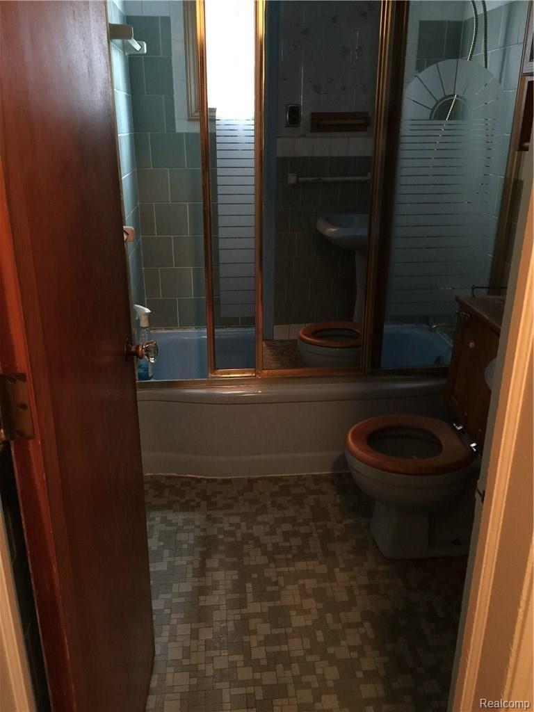 20110 Burt Road Detroit, MI 48219 - Photo 28 of 28 MAIN BATH 3