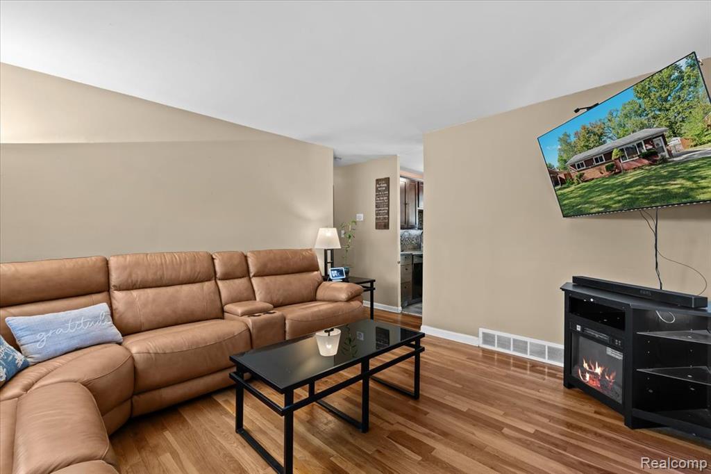 22035 Inkster Road Farmington Hills, MI 48336 - Photo 3 of 17