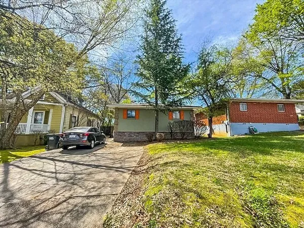 a view of a yard with a house