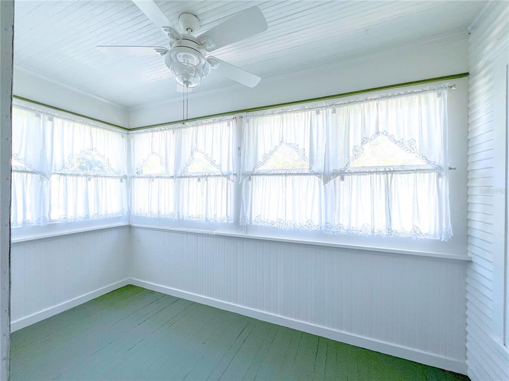 516 Northeast 4 Street Gainesville, FL 32601 - Photo 39 of 57 an empty room with a window