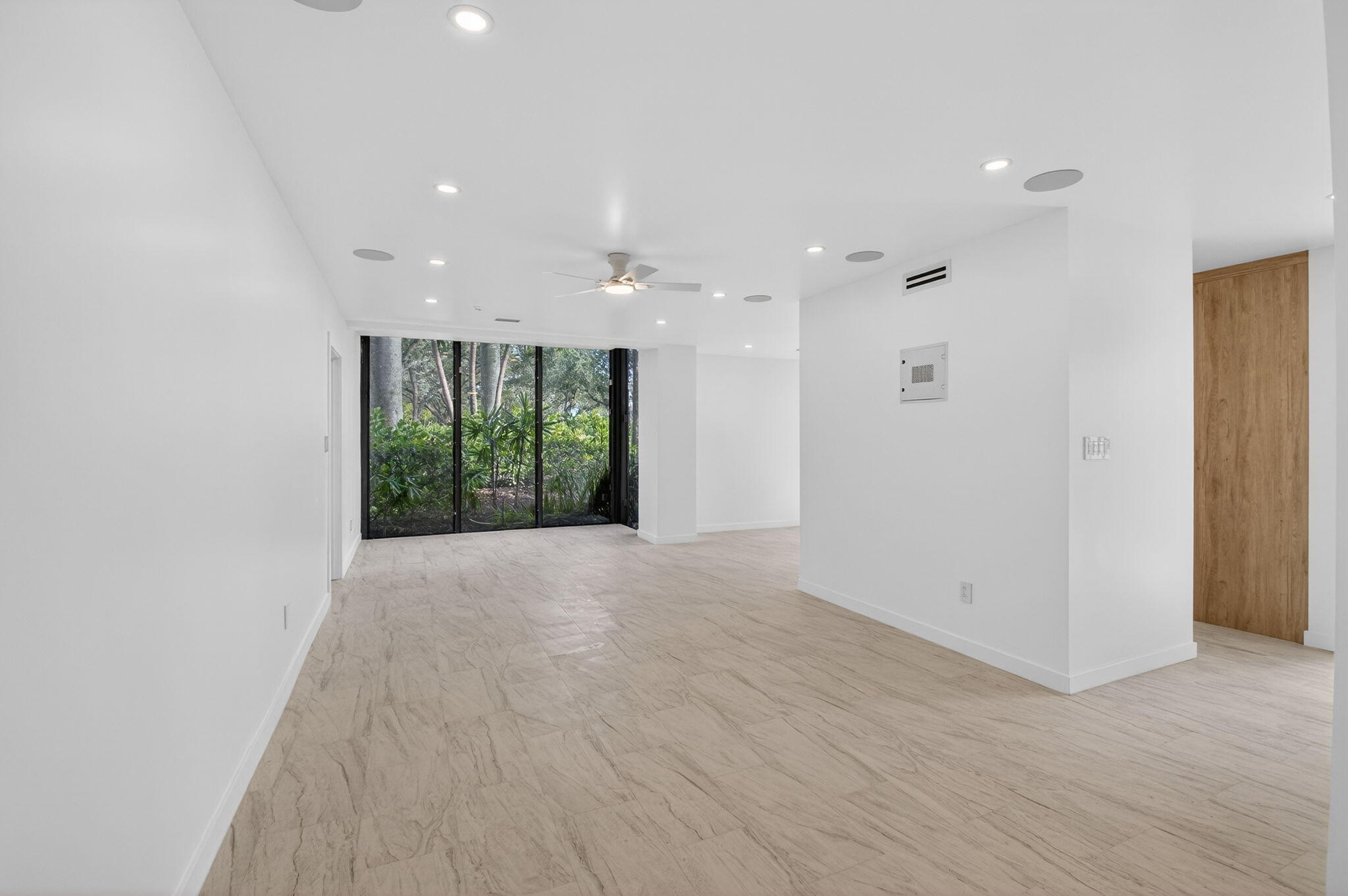 7819 Lakeside Boulevard, Unit 812 Boca Raton, FL 33434 - Photo 2 of 54 Living room
