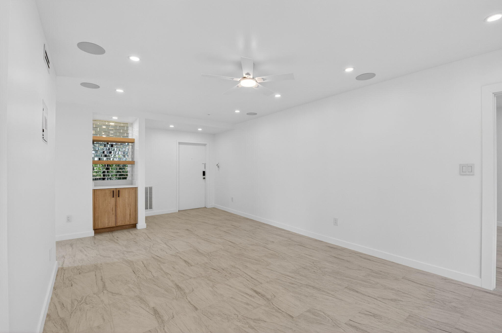 7819 Lakeside Boulevard, Unit 812 Boca Raton, FL 33434 - Photo 3 of 54 Living family area/ Bar